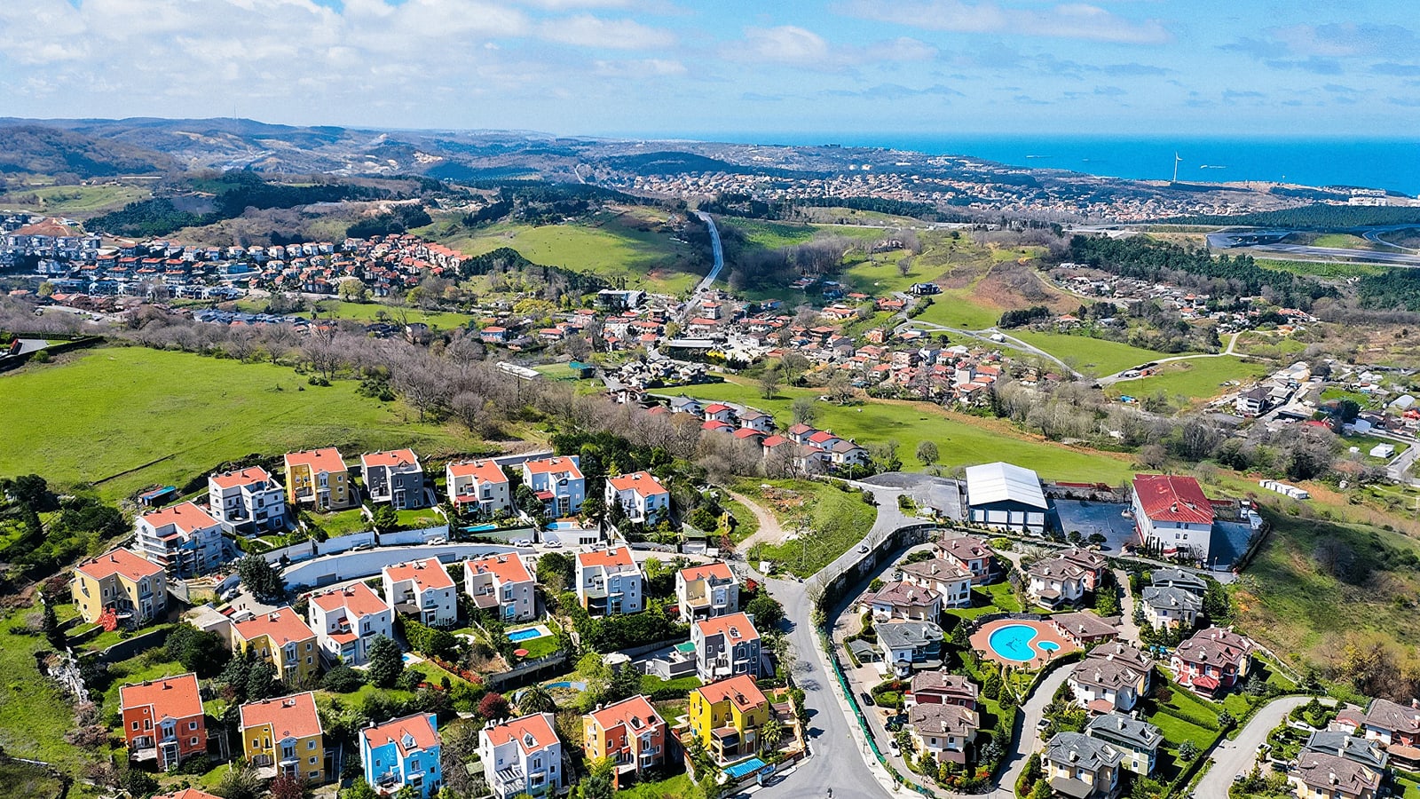 Zekeriyaköy'de villa sitelerinin havadan görünümü, arkada yeşil plato ve Karadeniz