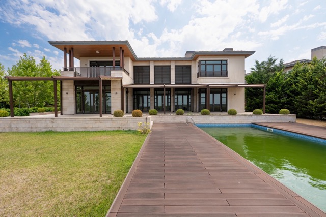 Bahçeli ve havuzlu müstakil villa