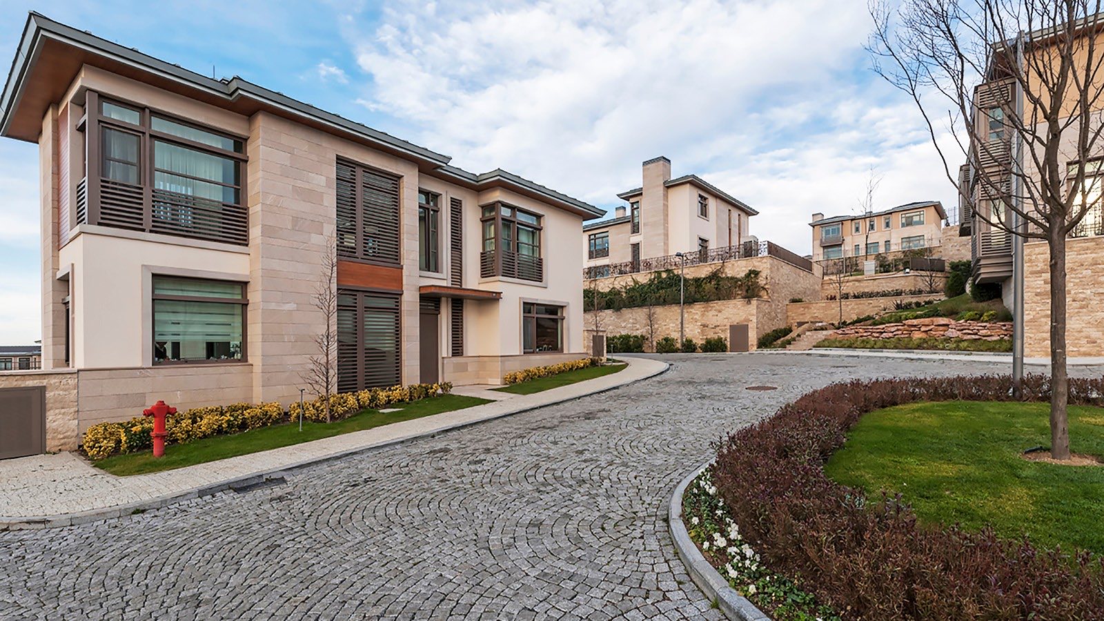 Zekeriyaköy'de taş kaplama modern villa sitesi